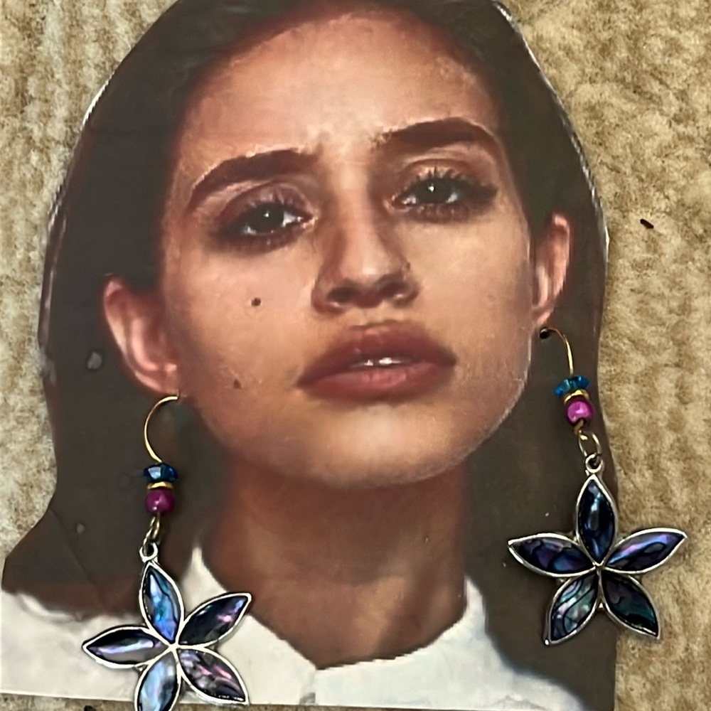 Floral shape abalone type enameling drop earrings